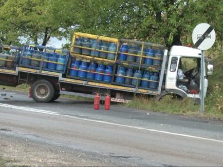Patru răniţi, după ce un camion cu butelii s-a izbit frontal cu un autoturism (FOTO)